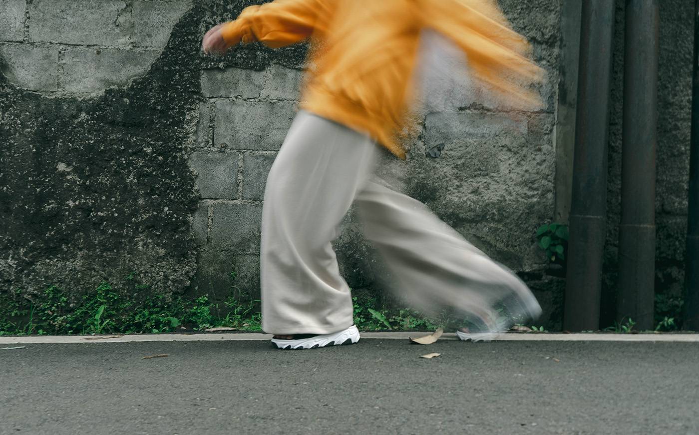 girl walking blur photo at low speed streetstyle