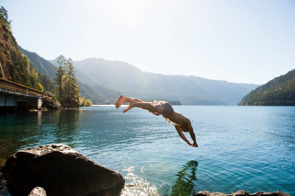 Félix diving into Crescent lake, Washington Peninsula, WA