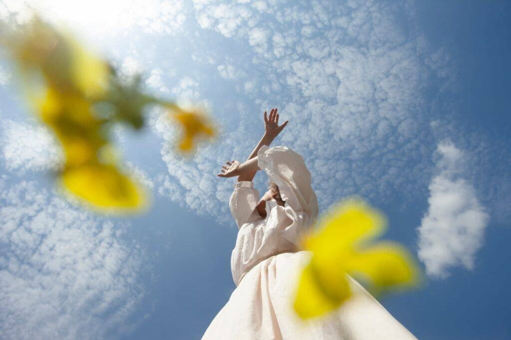 Girl Is Moving In The Sky