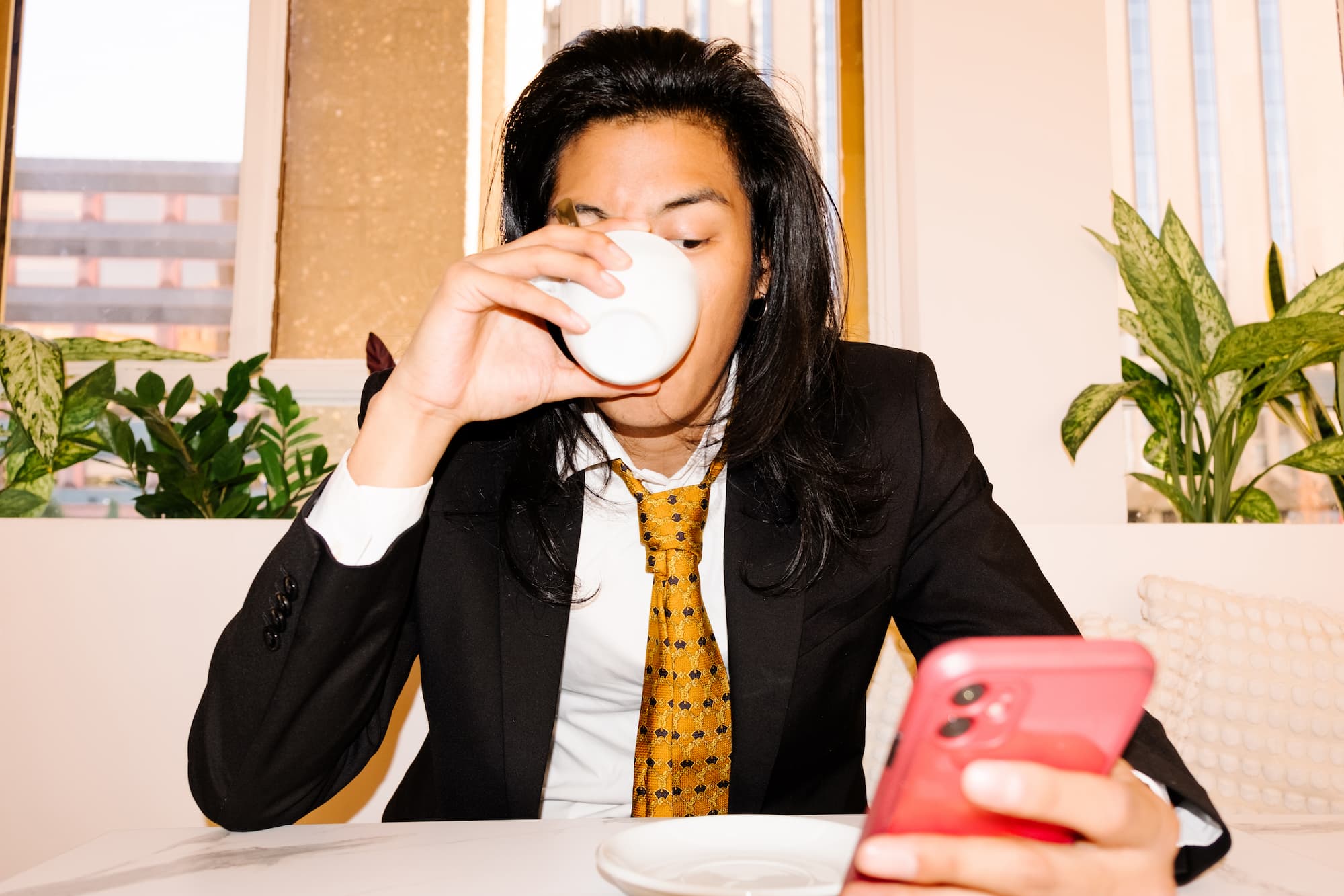 Businessman drinking coffee in a specialty coffee shop.